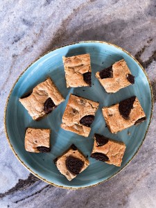 Oreo Cookie Dough Blondie Bar