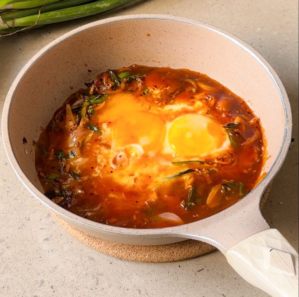 one-pan braised fried eggs