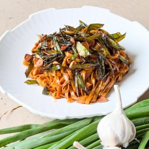 crispy garlic scallion oil noodles
